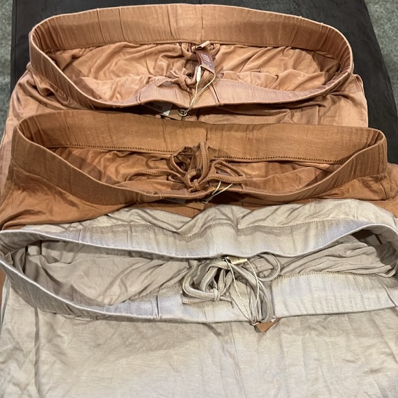 Skims Soft Lounge Shorts - Picture 3 of 6